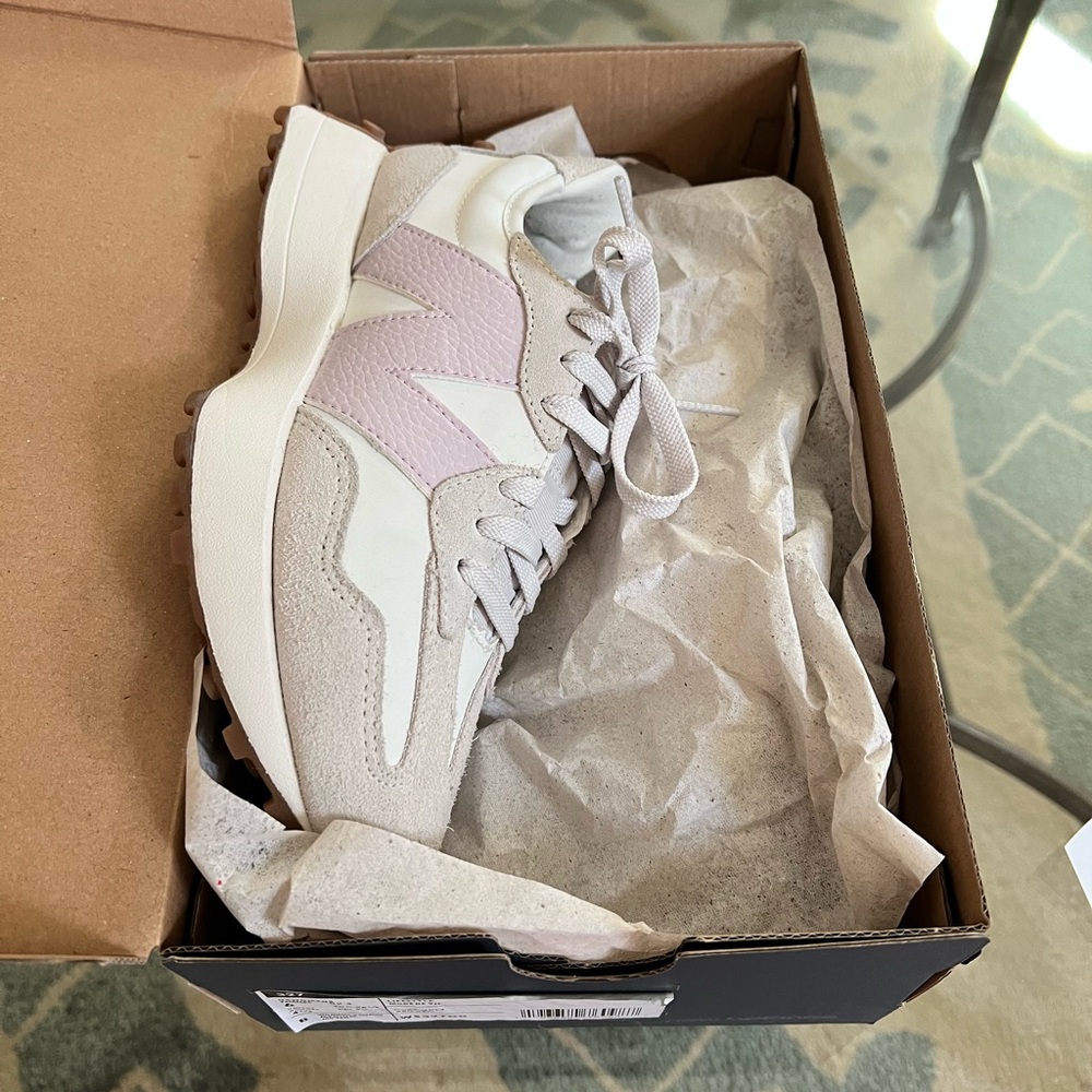 BNIB New Balance 327 - Moonbeam White December Pink - Women’s 6